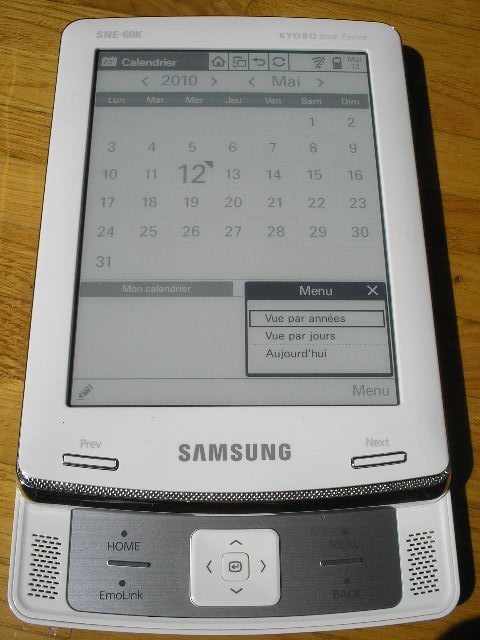 L'écran du E60 coulisse pour dévoiler un pavé directionnel.