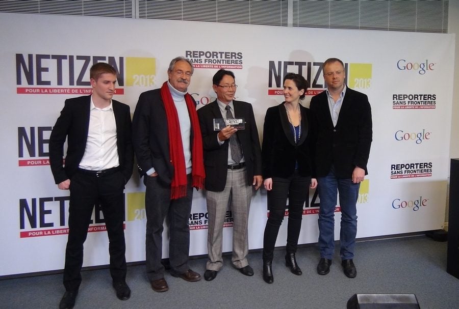 Huynh Ngoc Chenh, prix Netizen 2013 (au milieu)