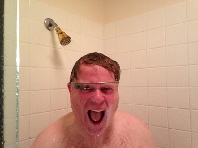 Robert Scoble sous la douche... avec ses Glass.
