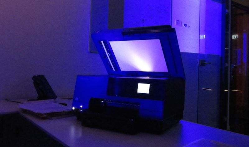 En pleine nuit, le scanner reçoit un faisceau de lumière par ricochet sur le capot ouvert.