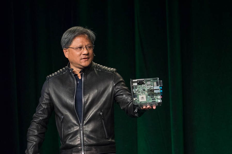 Jen-Hsun Huang montre la plateforme mobile Nvidia Drive CX, en charge de la gestion des nouveaux habitacles numériques et des écrans qui le composent.