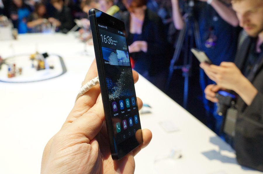 Le Huawei Ascend P8 est fin et tient bien en main