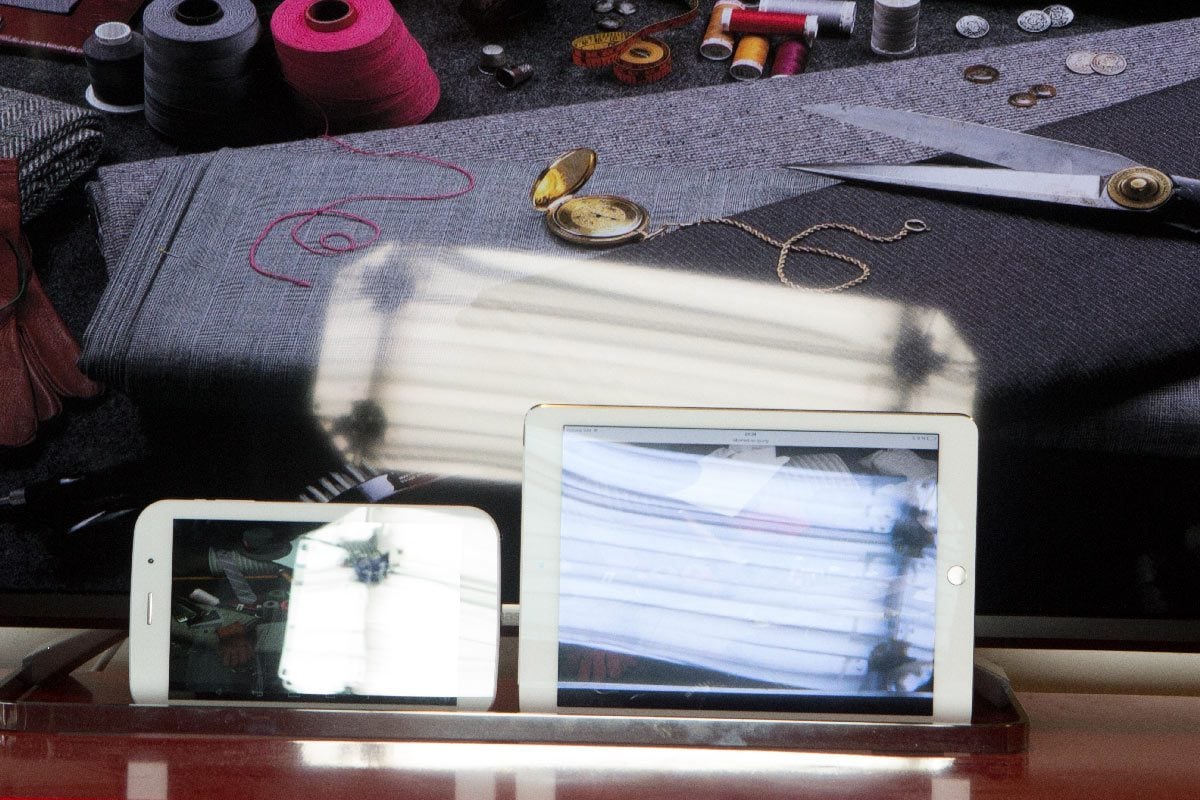 La dalle de l'iPad Air 2 (à droite) reflète beaucoup moins de lumière que celle d'une tablette d'entrée de gamme (à gauche).