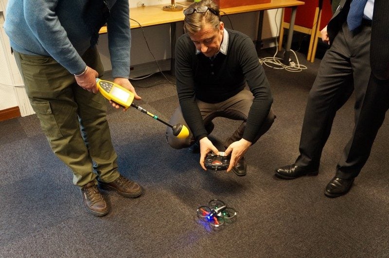 Des agents de l'ANFR mesurent un drone connecté en Wi-Fi.