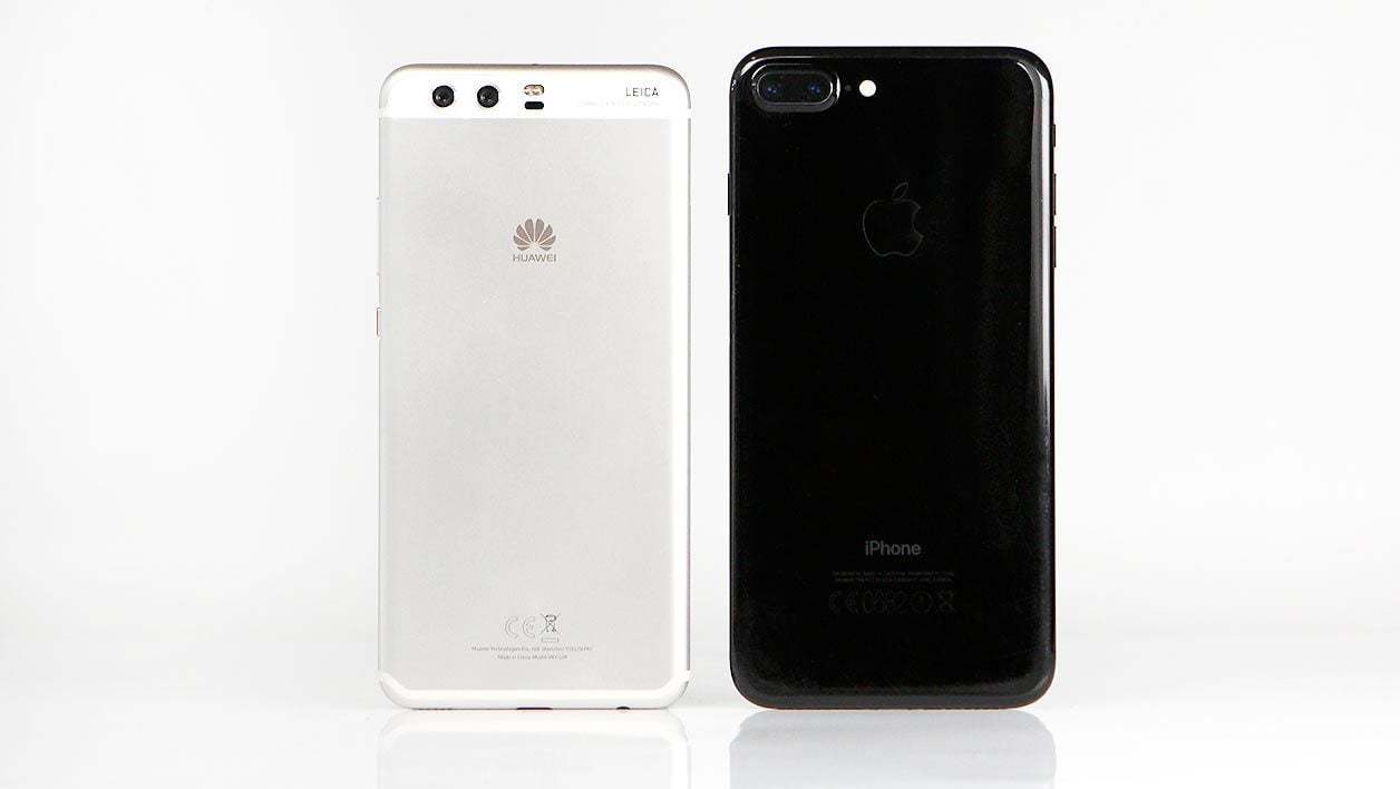 Le Huawei P10 Plus (à gauche) et l'iPhone 7 Plus (à droite)