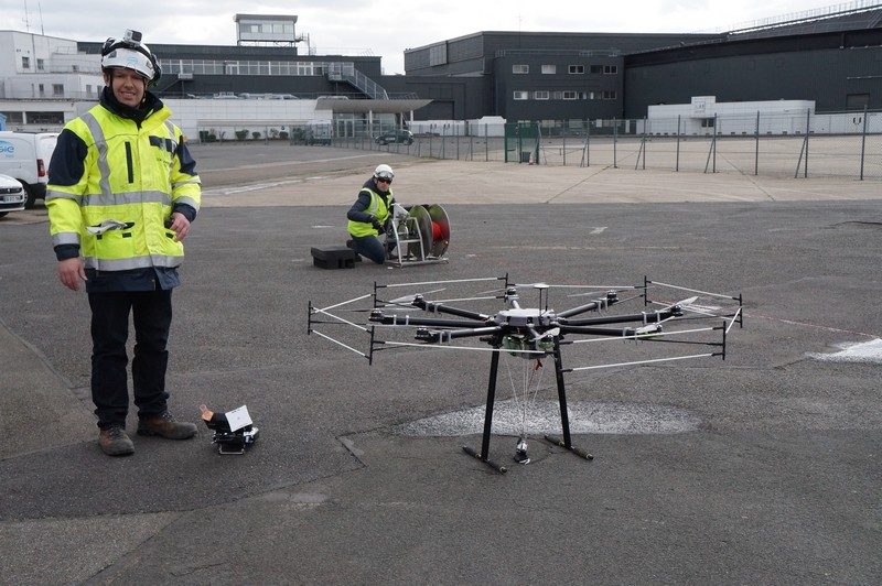 Le drone dérouleur de câble d'Ineo.