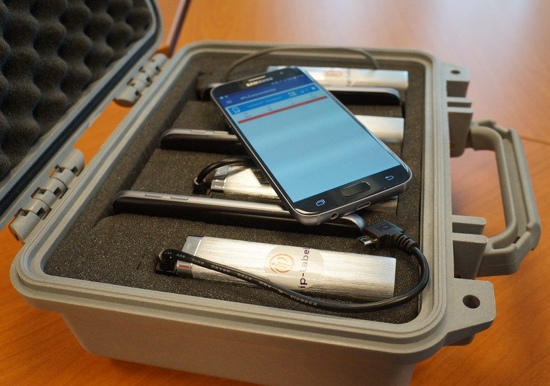 La mallette équipée des quatre smartphones utilisés pour réaliser les mesures. Un cinquième smartphone servait d'écran de contrôle.