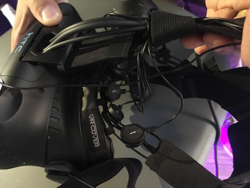 Le casque de VR avec les électrodes.