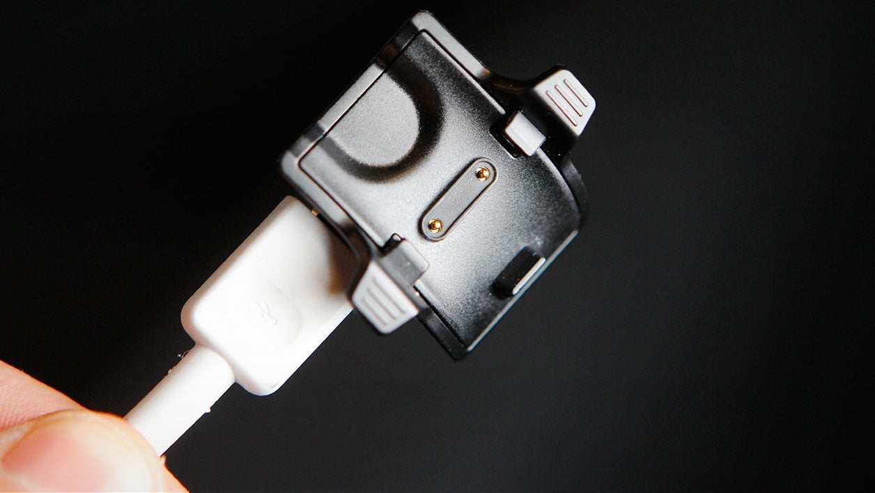 Le système de recharge propriétaire est composé d'un socle avec un câble.