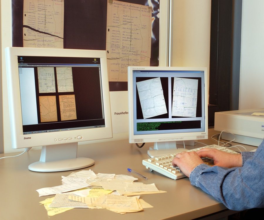 Le programme informatique trie les confettis de papier suivant 20 paramètres