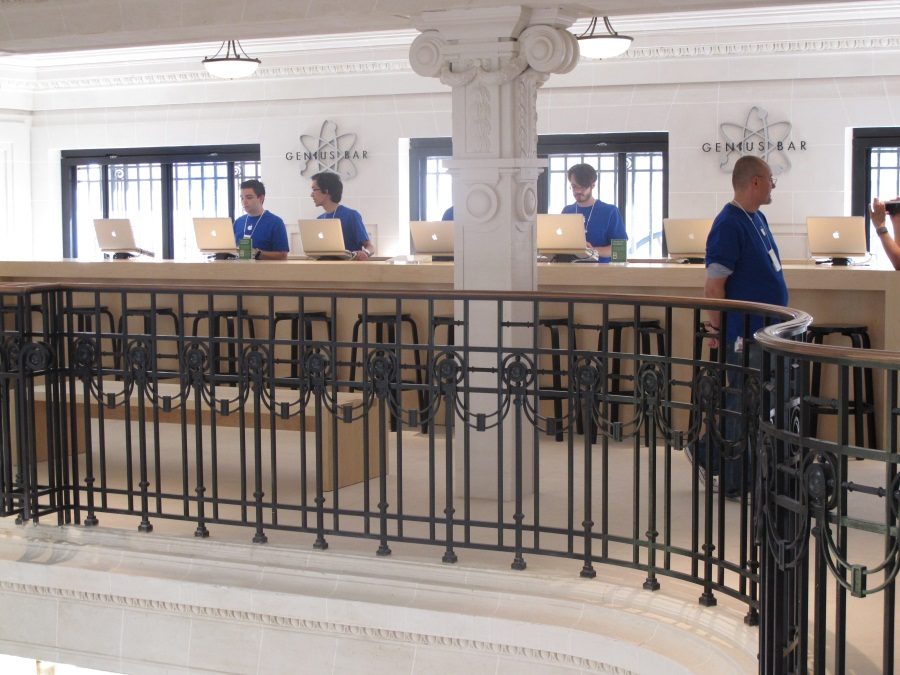 Le Genius Bar, entièrement dédié à l'assistance des clients d'Apple.