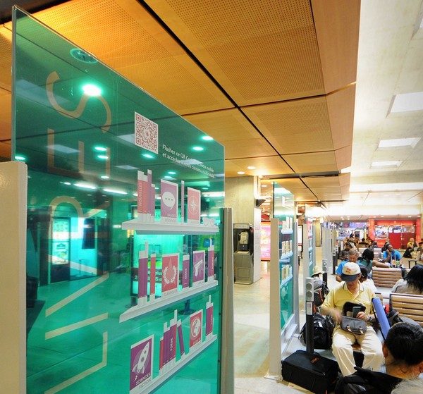 Le playing wall permet aux voyageurs de télécharger des livres, de la musique ou des jeux.