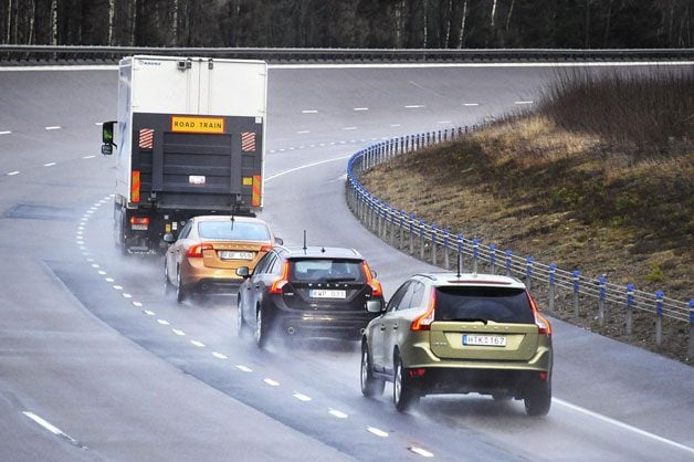 Le train routier de Volvo, basé sur le système SARTRE (Safe Road Trains for the Environment), constitué de plusieurs S60 derrière un poids lourd qui donne la cadence.
