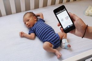 La chaussette connectée pour aider bébé à mieux dormir 