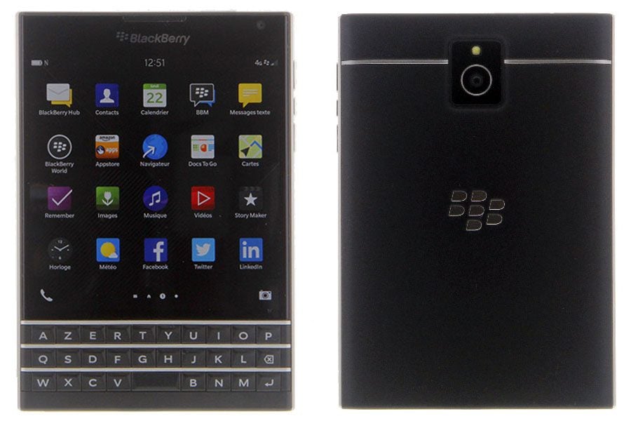 Le nouveau BlackBerry Passeport, de face et de dos, avec son écran carré de 4,5 pouces et son capteur photo 13 mégapixels.