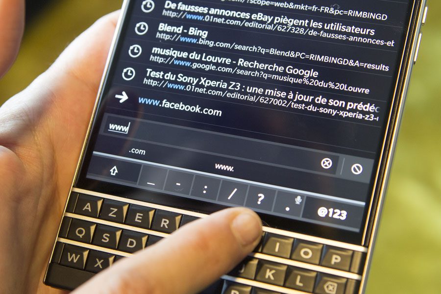 En plus du clavier physique, un clavier virtuel s'affiche si nécessaire.