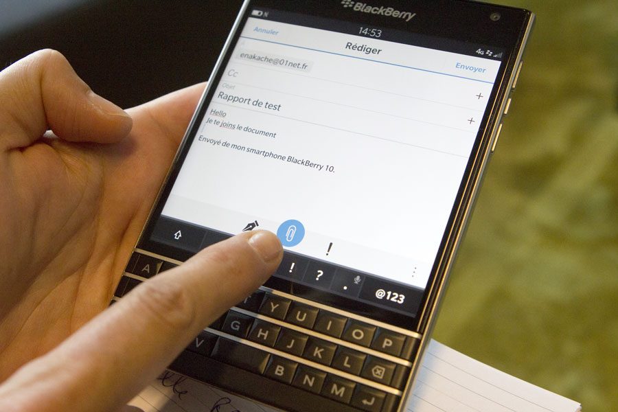 Dans chaque grande fonction, on voit apparaitre dans une bulle bleue l'action généralement la plus demandée. Ici, lors de la composition d'un message, BlackBerry suggère de joindre un document.