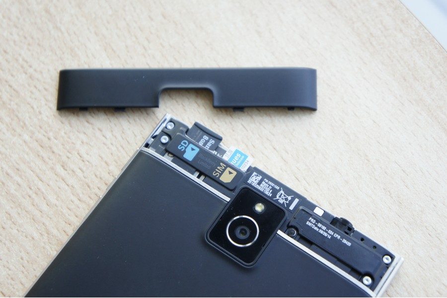 Une trappe situé au dos de l'appareil cache le lecteur de MicroSD et l'emplacement pour nano SIM.
