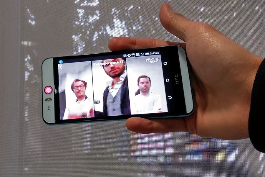Appel vidéo sur Skype&nbsp;: l'utilsateur est en conversation avec 3 contacts situées derrière la caméra d'un Desire EYE. Une fonction dédiée les loge dans des vignettes séparées et la caméra suit leur visage pour qu'ils restent bien cadrés.