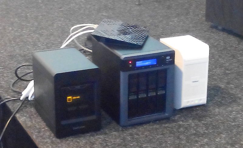 Un ver se balade sur ces trois appareils...