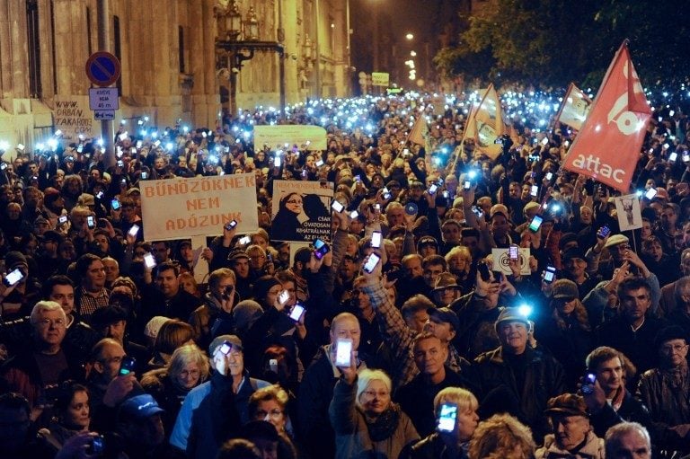 Pour protester contre la taxe Internet, les manifestants ont brandi leurs smartphones.