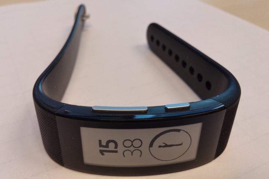 SmartBand Talk&nbsp;: un bouton de menu et des touches de volume font leur apparition.