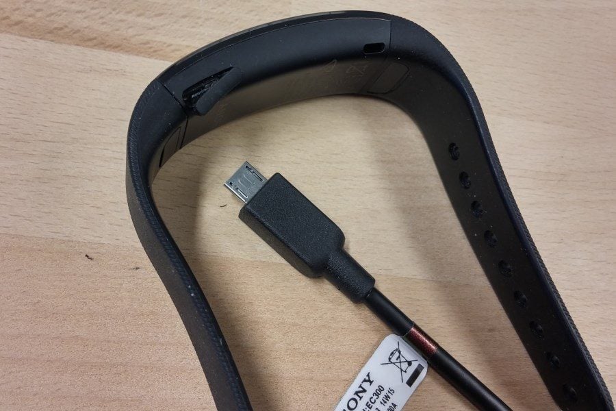 Le bracelet connecté de Sony se recharche en USB via un petit câble fourni.