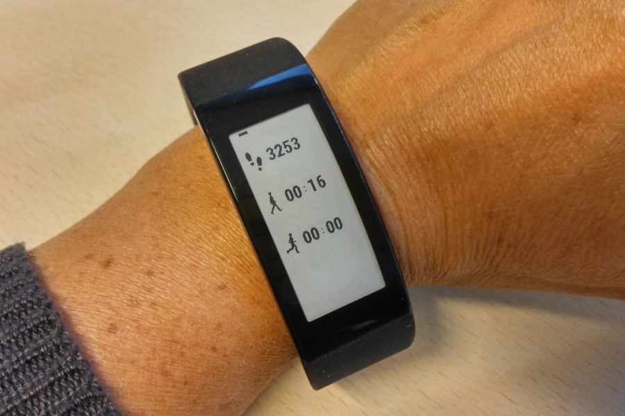 Avec ce nouveau SmartBand et son écran, il est désormais possible de consulter ses performances&nbsp;: nombre de pas, temps de marche et de course.