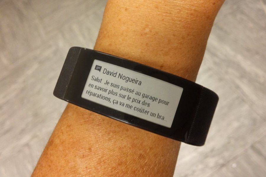 Il est désormais possible de consulter ses message directement depuis l'écran du Sony SmartBand Talk.