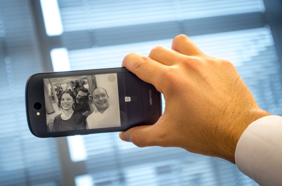 La prise de selfie avec le Yotaphone 2