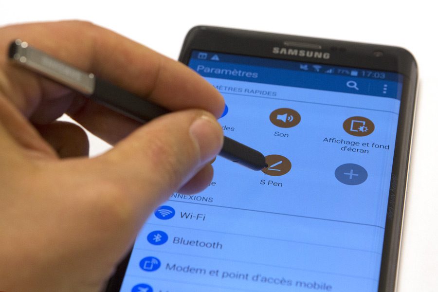 La partie droite de l'écran du Galaxy Note Edge empiète légèrement sur la courbure.