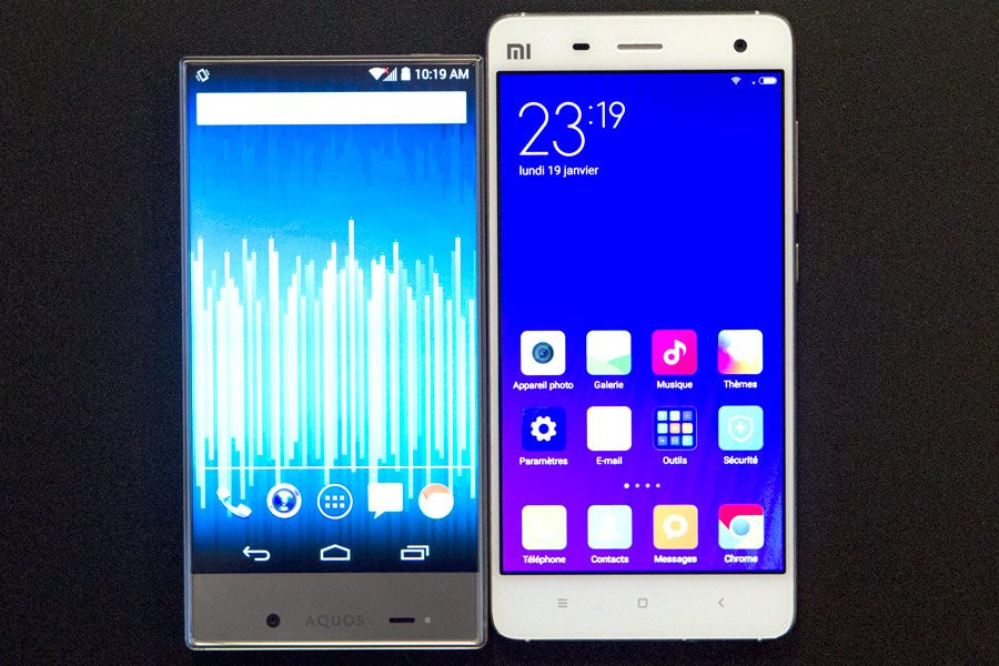 Le Sharp Aquos Crystal au côté du Xiaomi Mi4, équipé lui aussi d'un écran de 5 pouces signé Sharp