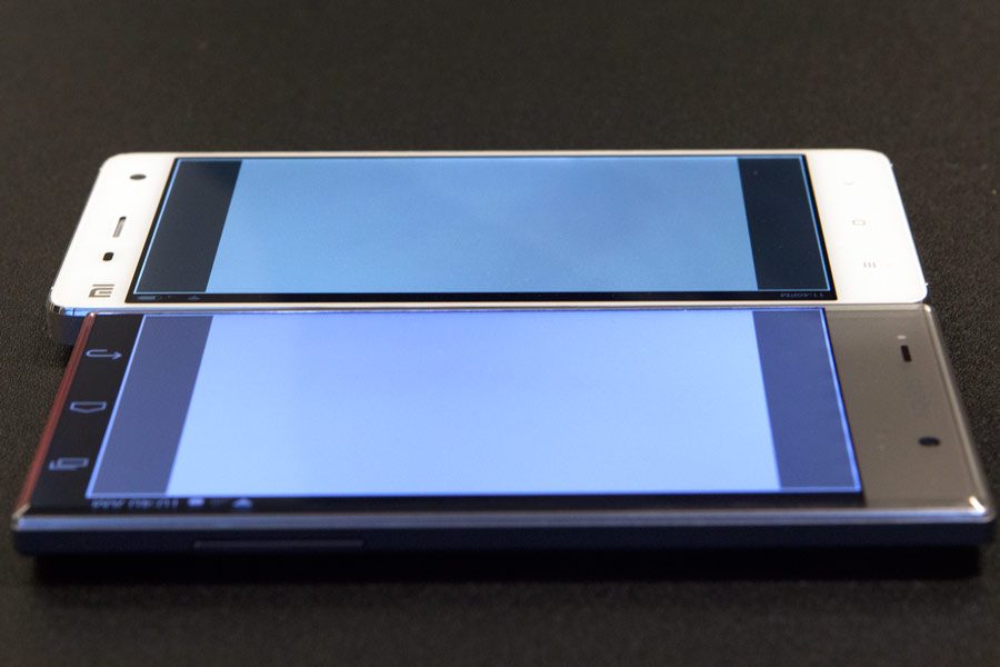 Vu de côté, l'écran du Aquos Crystal perd moins de luminosité que celui du Xiaomi Mi4 (dont la dalle est pourtant aussi une Sharp de très bonne qualité).