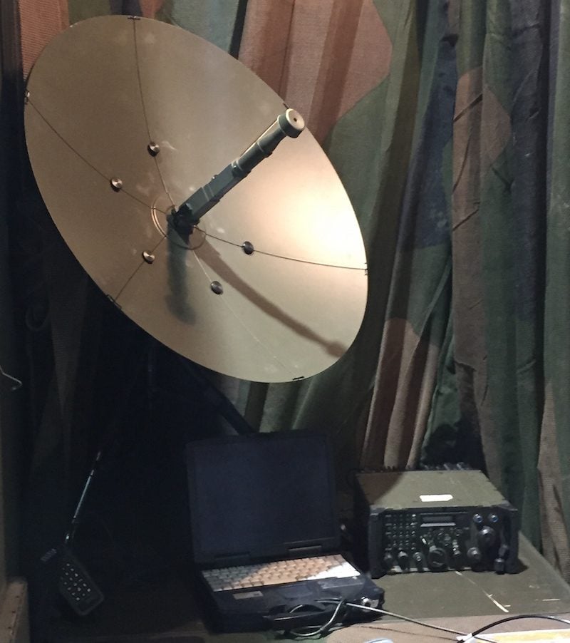 Antenne en liaison avec le réseau Syracuse III.