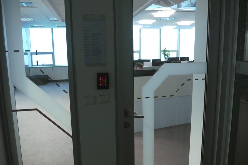 Pour entrer au labo, il faut montrer patte blanche.