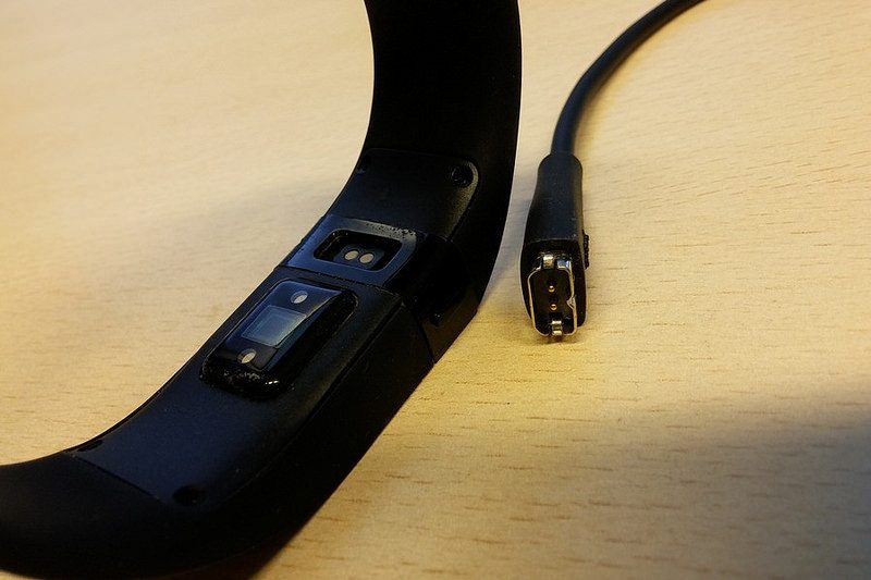 Le câble de chargement USB dispose d'un embout propriétaire.