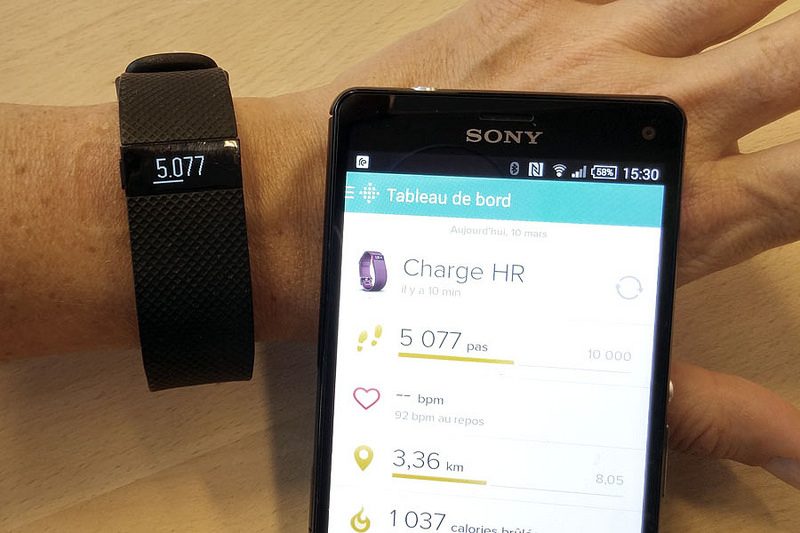 Le bracelet Charge HR et l'application Fitbit sur smartphone