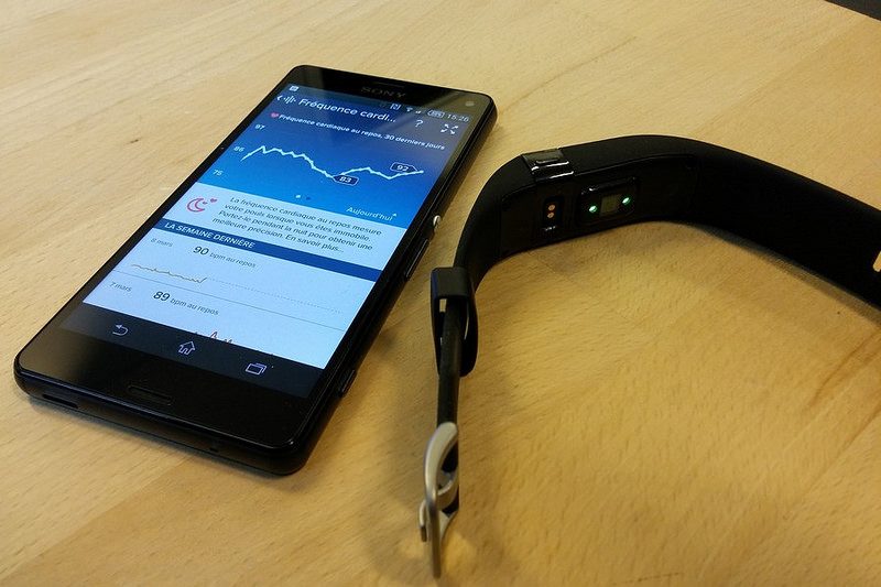 Sous le bracelet, on trouve deux LED clignotantes&nbsp;: le cardiofréquencemètre.