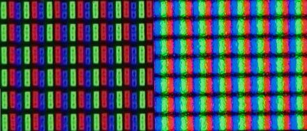 A droite, le revêtement mat brouille plus les pixels que le revêtement brillant de gauche.