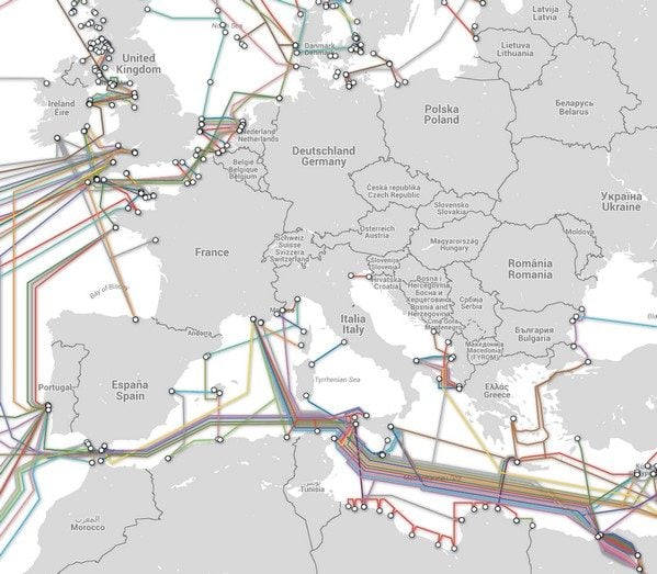 Beaucoup de câbles sous-marins intéressants atterrissent sur les côtes françaises.