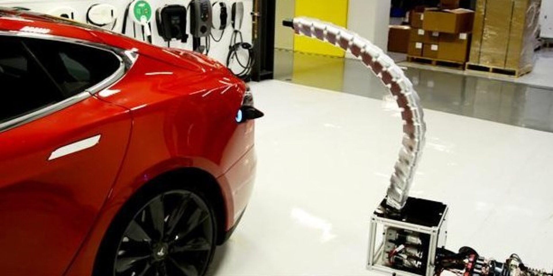 Vidéo : Tesla dévoile un surprenant bras robotisé pour recharger