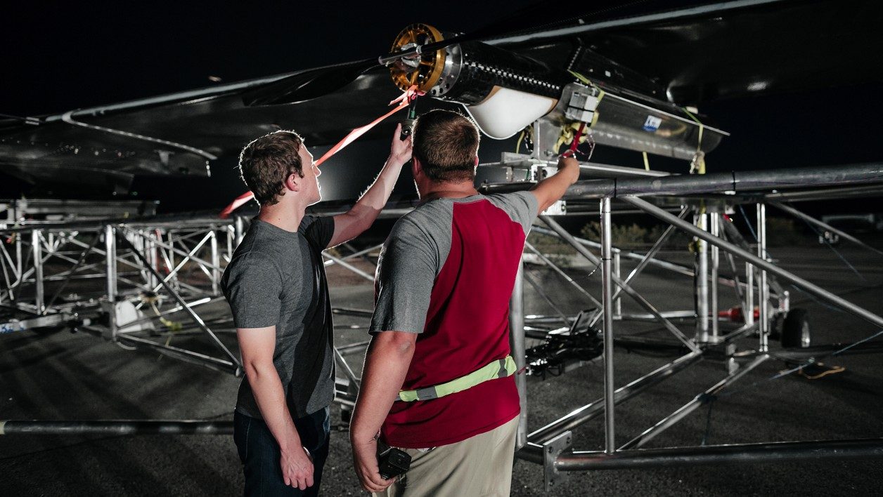 Le patron de Facebook Mark Zuckerberg avant le décollage d'Aquila.