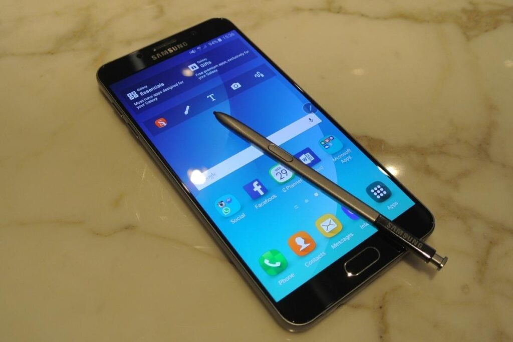 Samsung Galaxy Note 5 contre Motorola Moto Z2 Force