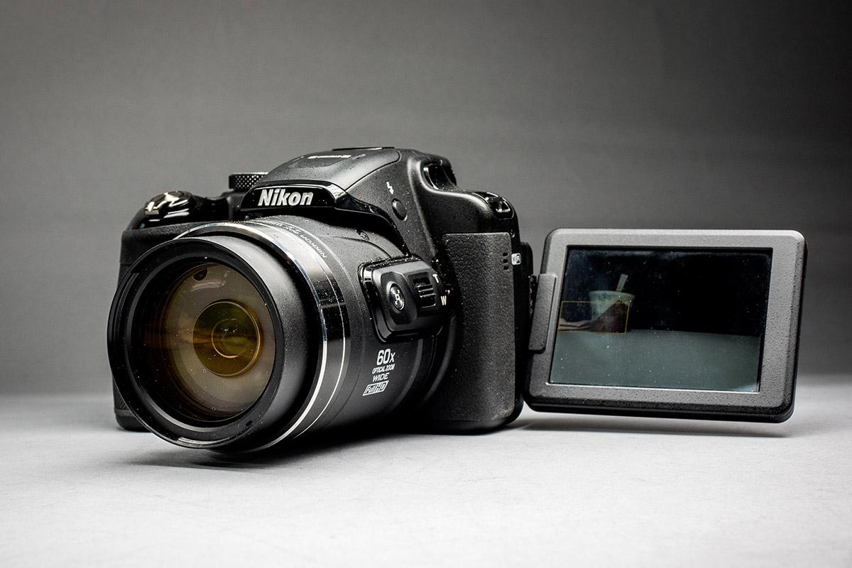 Canon PowerShot SX410 is et Pentax XG-1 appareils Photo Bridge Nu DURAGADGET Petit étui avec bandoulière pour Nikon Coolpix P610 et L840 Style Vintage Couleur Beige/Sable adaptée 