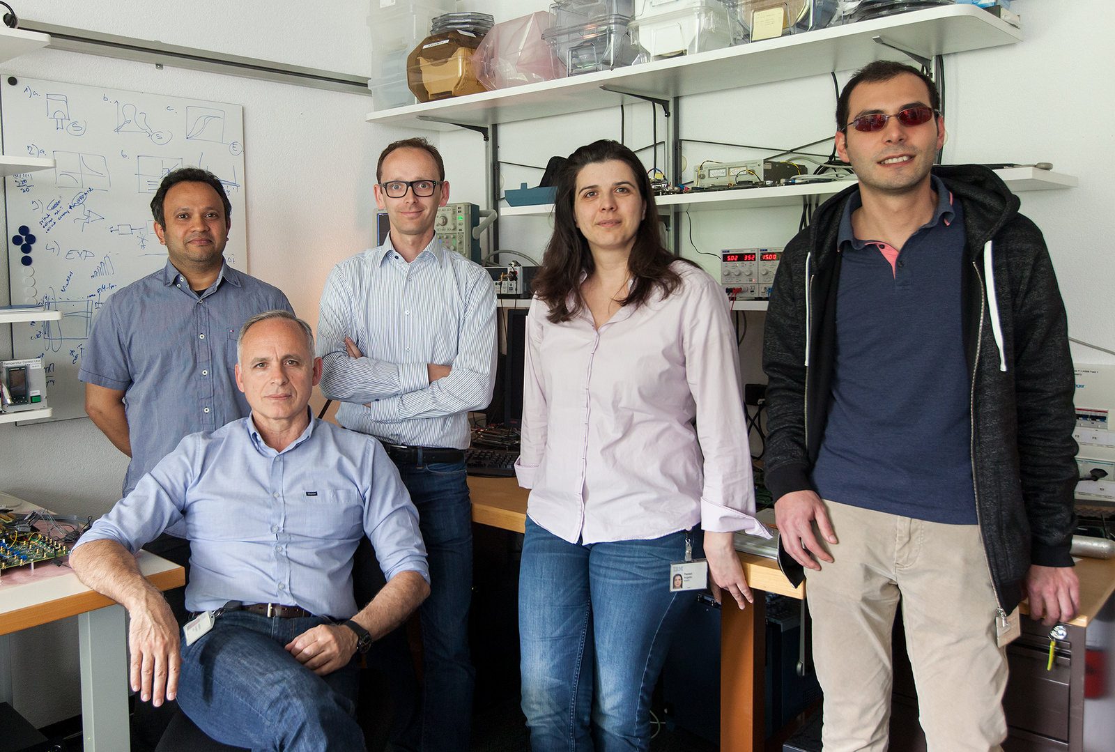 L'équipe d'IBM Research composée d'Abu Sebastian, Evangelos Eleftheriou, Tomas Tuma, Angeliki Pantazi et Manuel Le Gallo. 