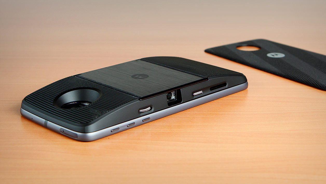 Nous reviendrons dans un prochain test sur les modules du Moto Z, ici le picoprojecteur.