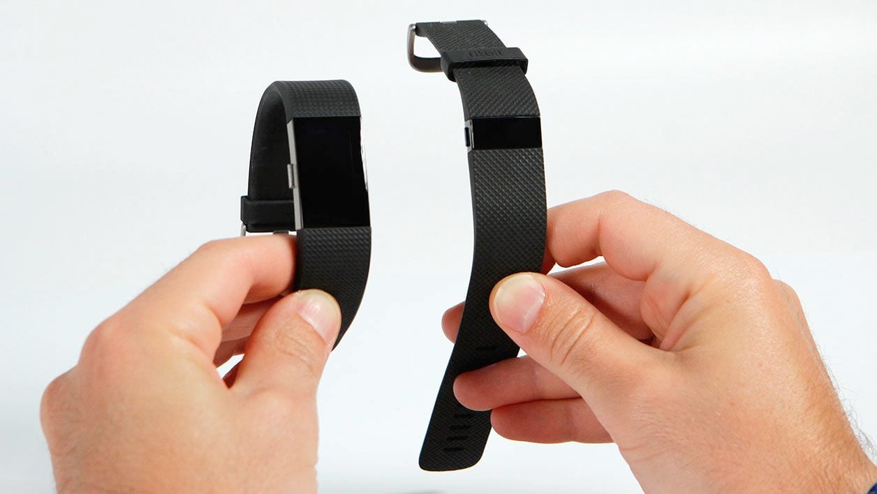 Le Fitbit Charge 2 (à gauche) et le Fitbit Charge (à droite)