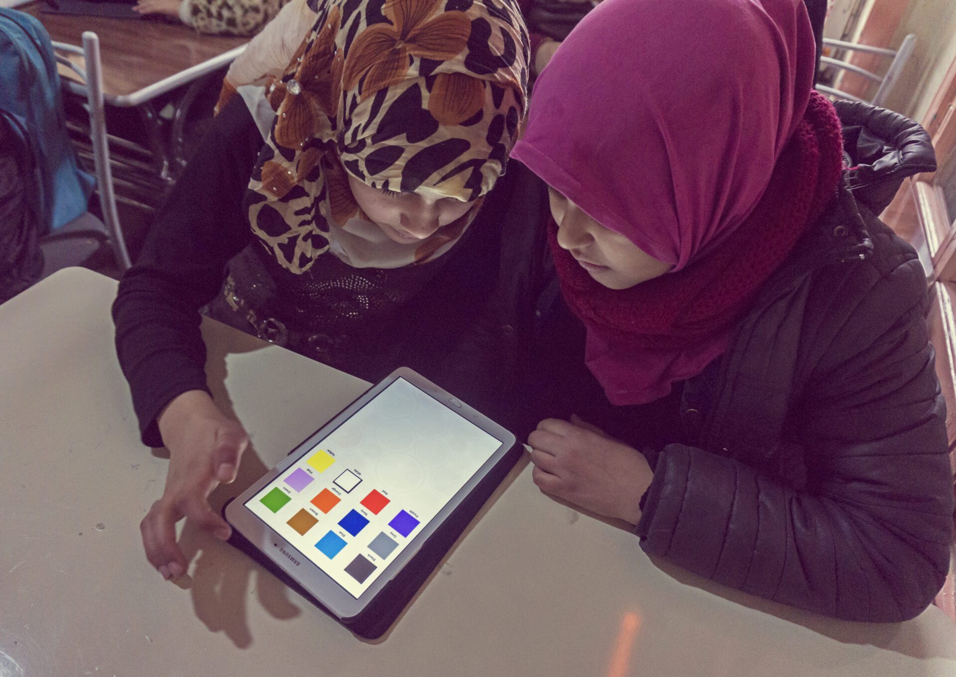 TSF développe aussi des mission ponctuelles d'aide à l'éducation et de désenclavement numérique. Ici deux petites filles syriennes ont accès à une tablette avec une connexion Internet.