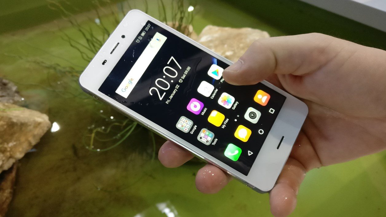 Hisense Rock, on peut l'utiliser les doigts mouillés, le tactile réagit.