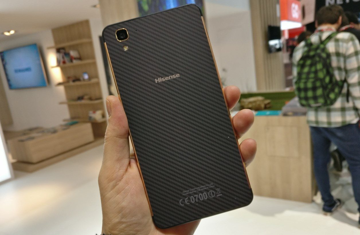 Hisense Rock, un joli dos en plastique, façon graphite avec un capteur 16 mégapixels + flash.